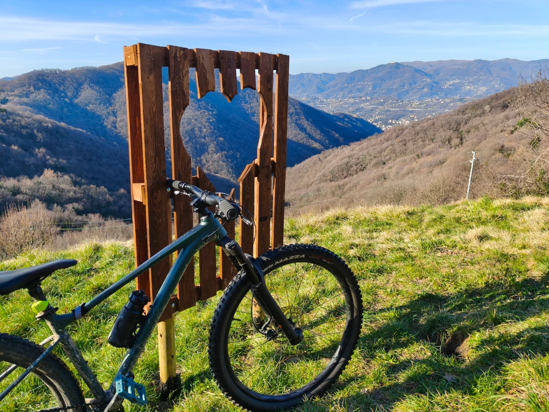 Mountain bike su un sentiero di montagna, simbolo degli ostacoli da superare